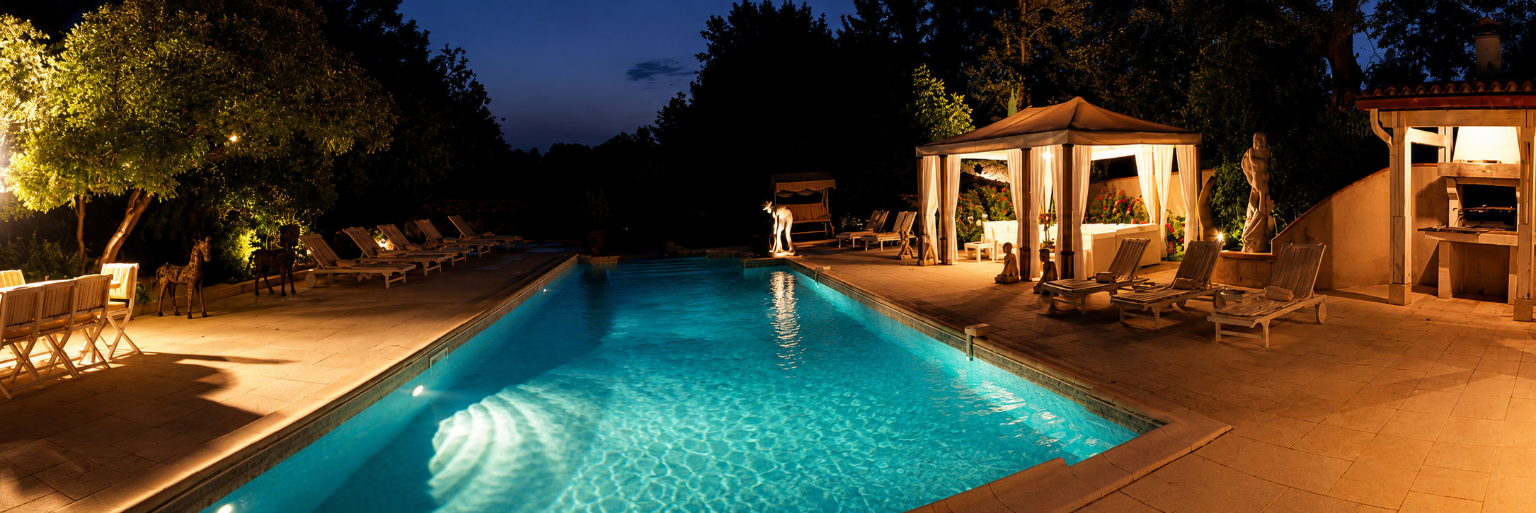 La piscine du Bigourdan éclairée à la tombée de la nuit
